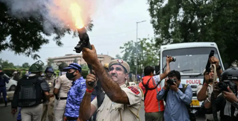 delhi-ashru-gas_ub2aUw4gHP